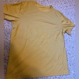 Lululemon men’s athletic shirt size M.